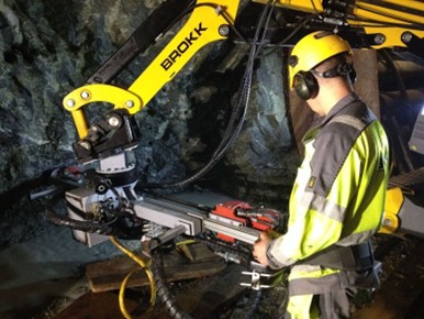 イタリア（BROKK400でスケーリング、破砕、穿孔、二次破砕作業）