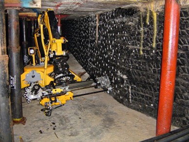 イタリア（BROKK400でスケーリング、破砕、穿孔、二次破砕作業）